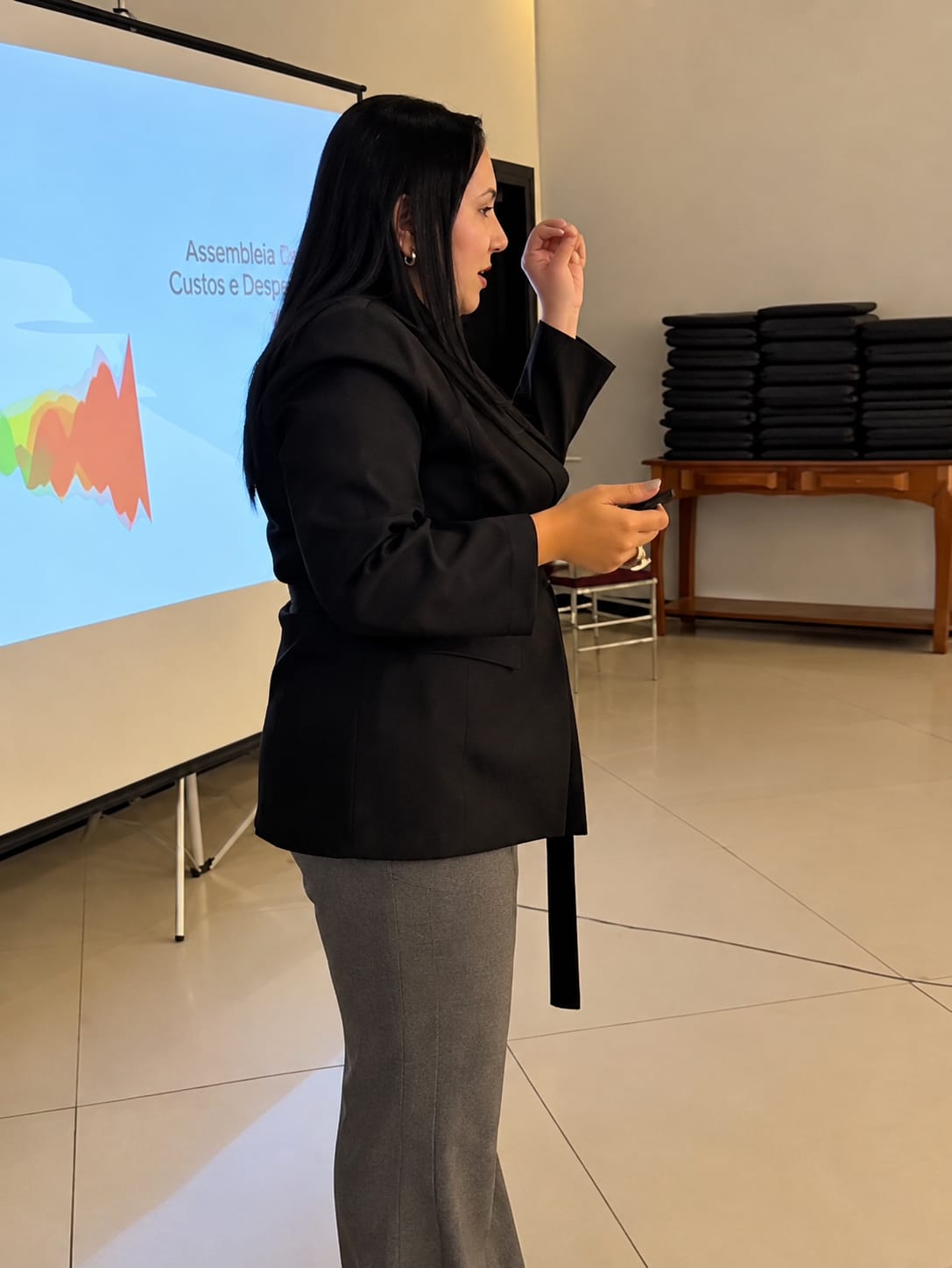 Lilian Lima palestrando no Clube Dellas Eldorado sobre autoestima, com microfone na mão